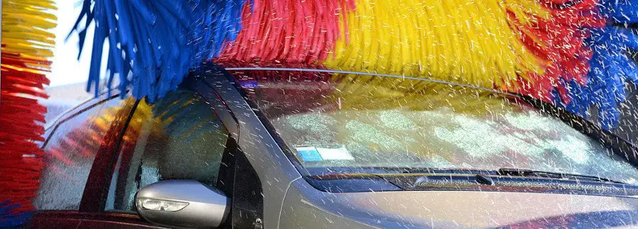 vehículo en un lavado de autos dañado