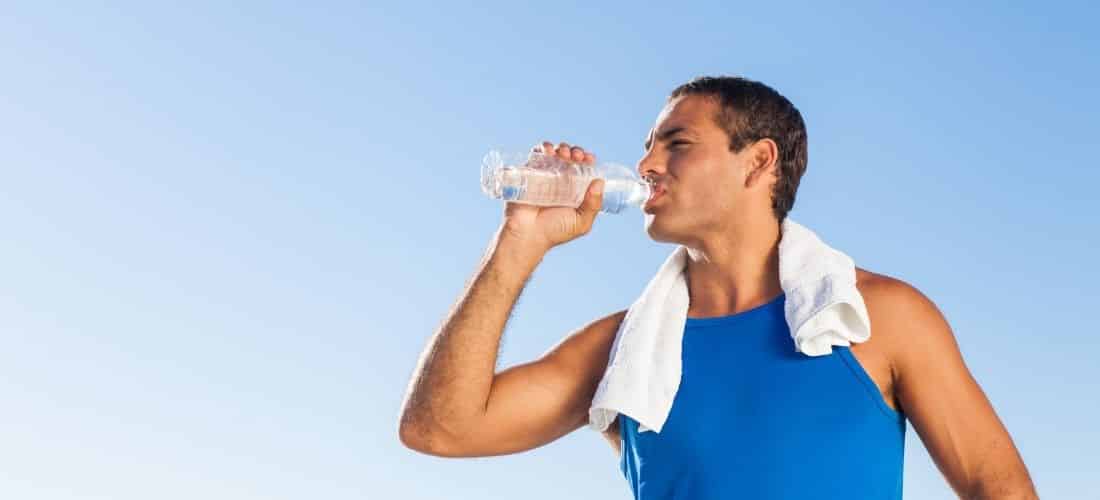 ¿Debo beber agua mientras hago ejercicio?