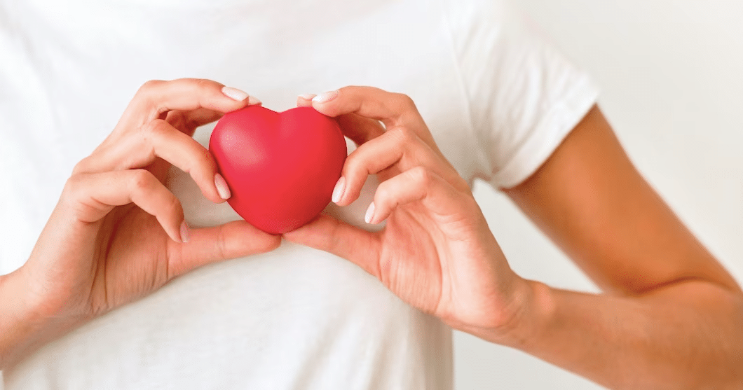 mujer cogiendo un corazón