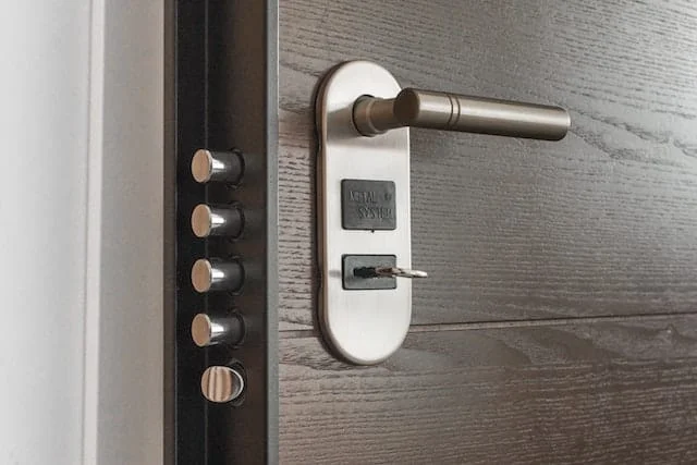 Mejoras de seguridad necesarias en la puerta principal de la casa •  PuntoSeguro Blog