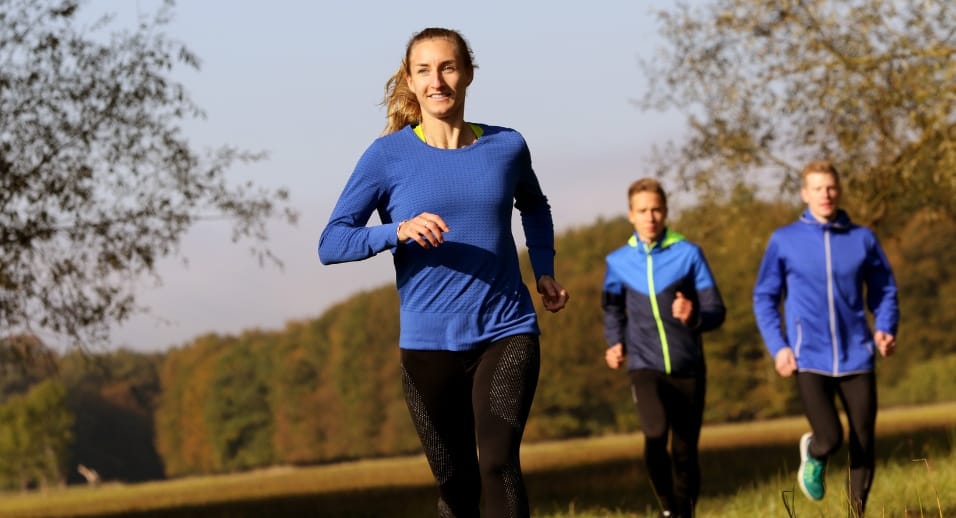 correr en superficies suaves o en superficies duras para evitar el dolor de espalda