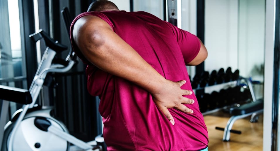 Cómo prevenir lesiones en la espalda durante el ejercicio y entrenar con seguridad